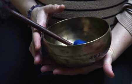 Depuis janvier 2021, community manager: page Instagram de Fabienne Duffour – @fabiennebols Retranscription d&rsquo;entretien avec Fabienne, thérapeute en bols chantants tibétains Full Moon En quelques mots, décrivez-vous… Je suis Fabienne Duffour, 40 ans, thérapeute en bols chantants Full Moon. Ces bols sont ainsi brevetés, car des moines les fabriquent lors de nuits de pleine lune, [&hellip;]